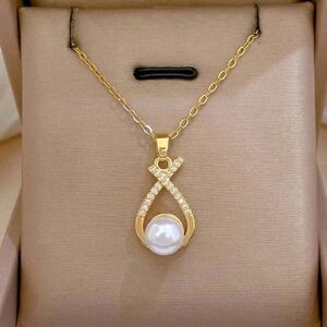 Gold and Pearl Pendant Necklace